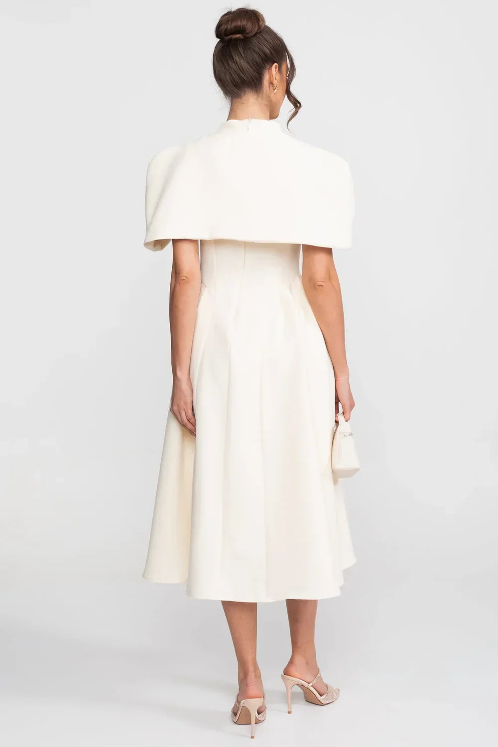 Vestido Escultural de Alta Costura com Decote em V e Efeito Capa Sobreposta