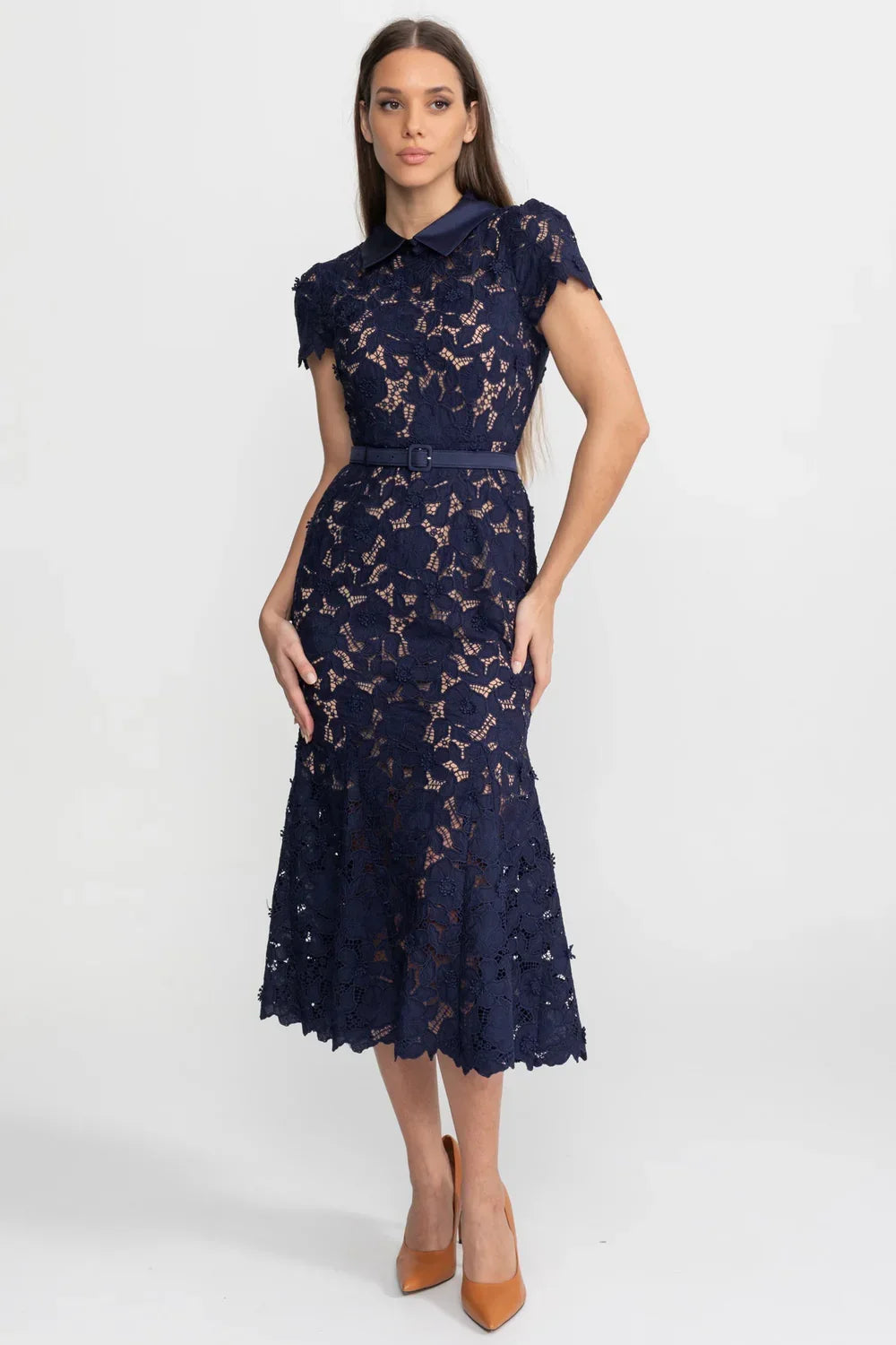 Vestido Sereia com Gola de Lapela, Flores em Relevo e Recortes Vazados