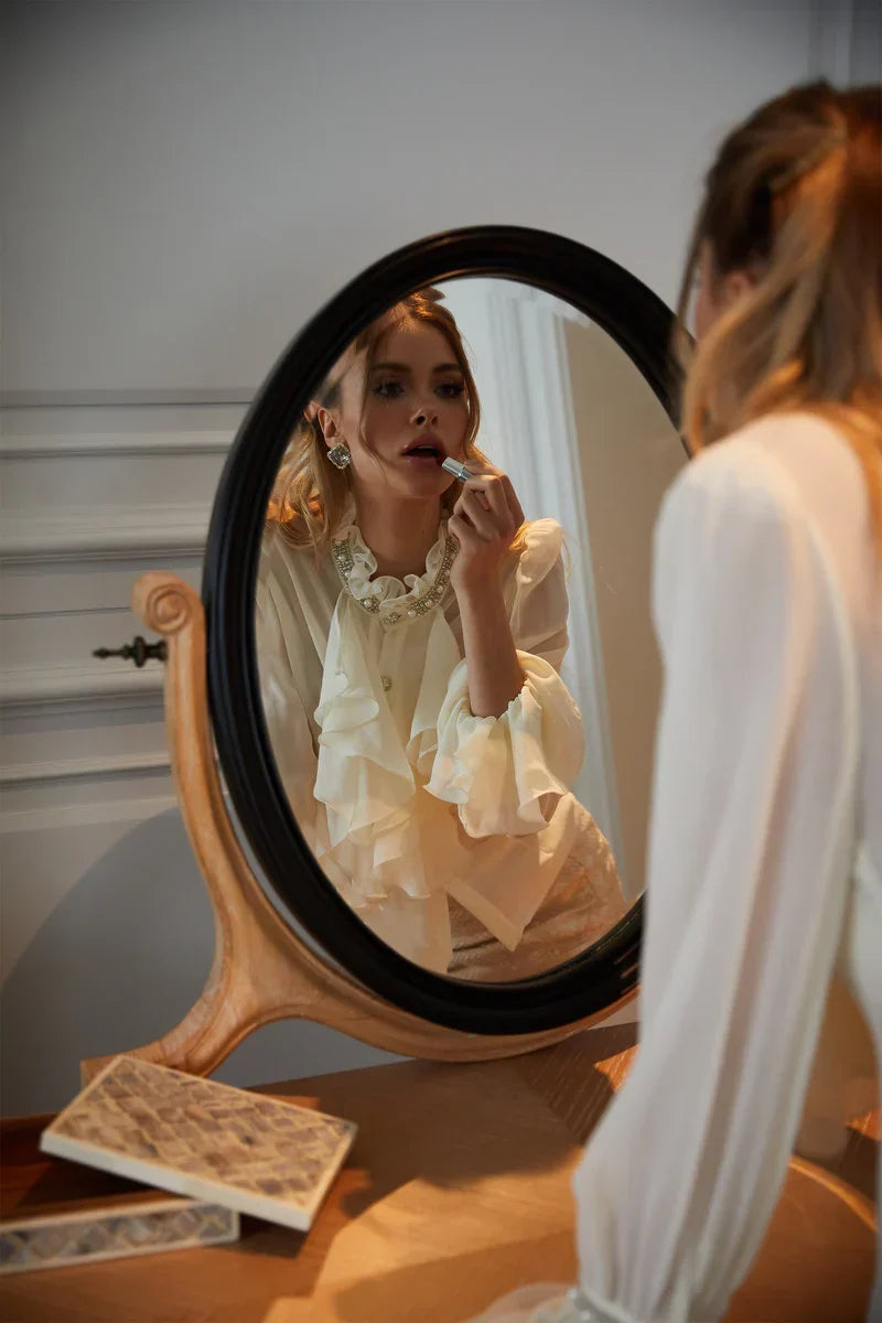 Blusa Elegante com Mangas Longas e Bordado de Cristais