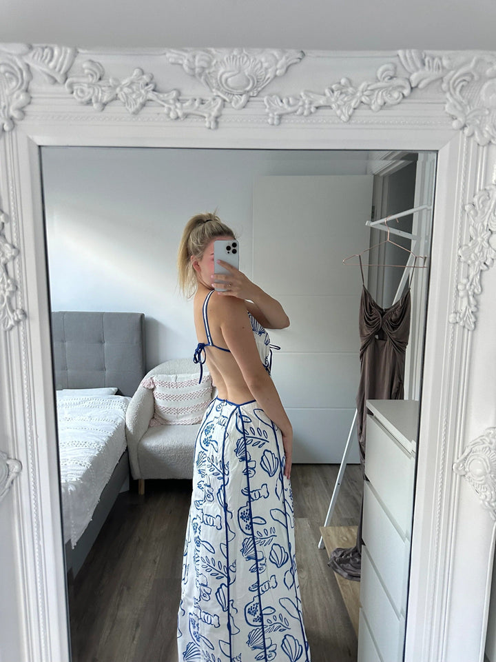 Azuleja | Vestido Longo Estampa Azulejo com Decote V e Costas Cruzadas