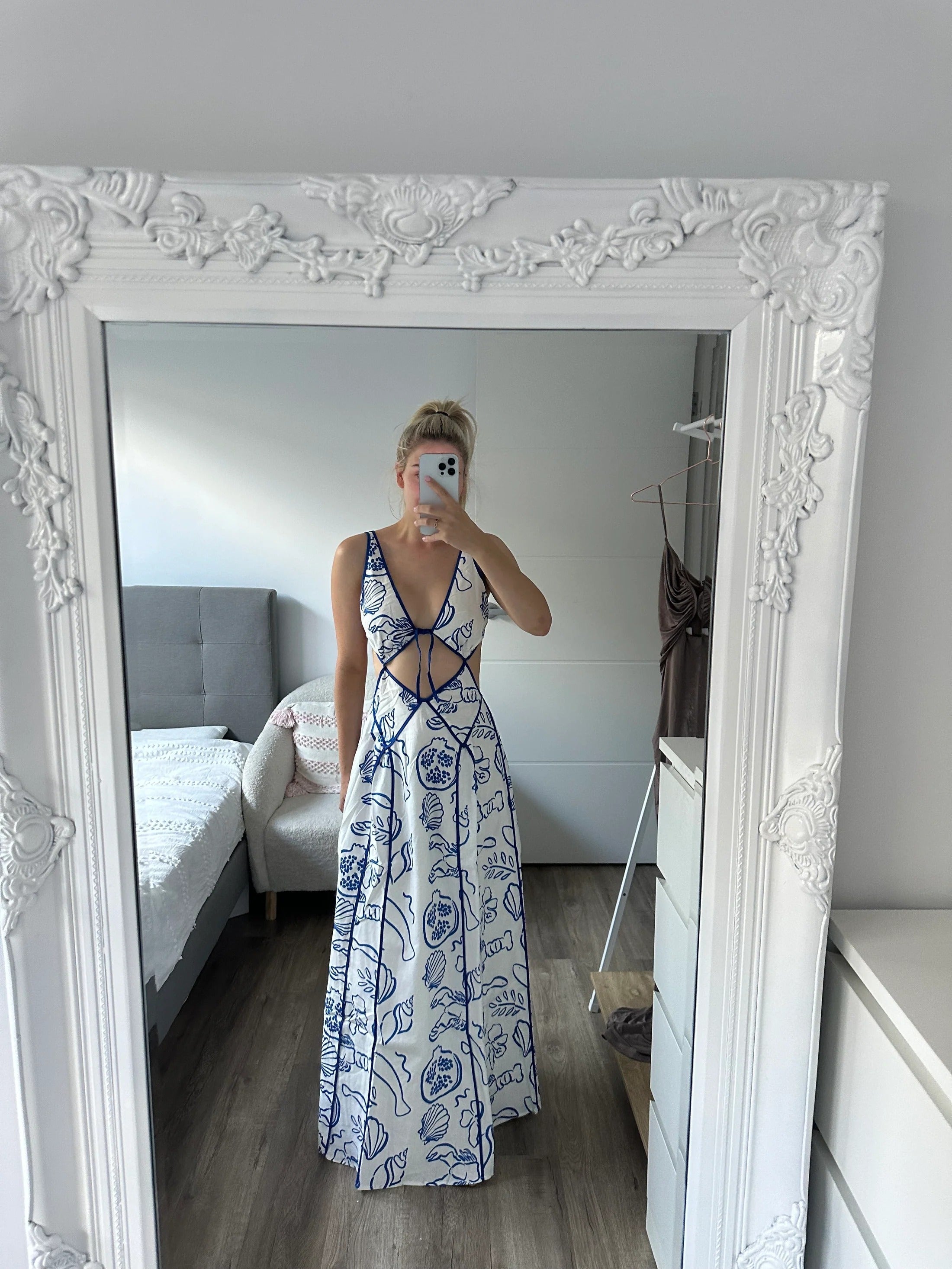 Azuleja | Vestido Longo Estampa Azulejo com Decote V e Costas Cruzadas