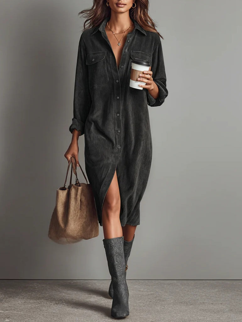 Vestido Midi Solto de Veludo Cotelê com Dois Bolsos no Peito e Botões Simples