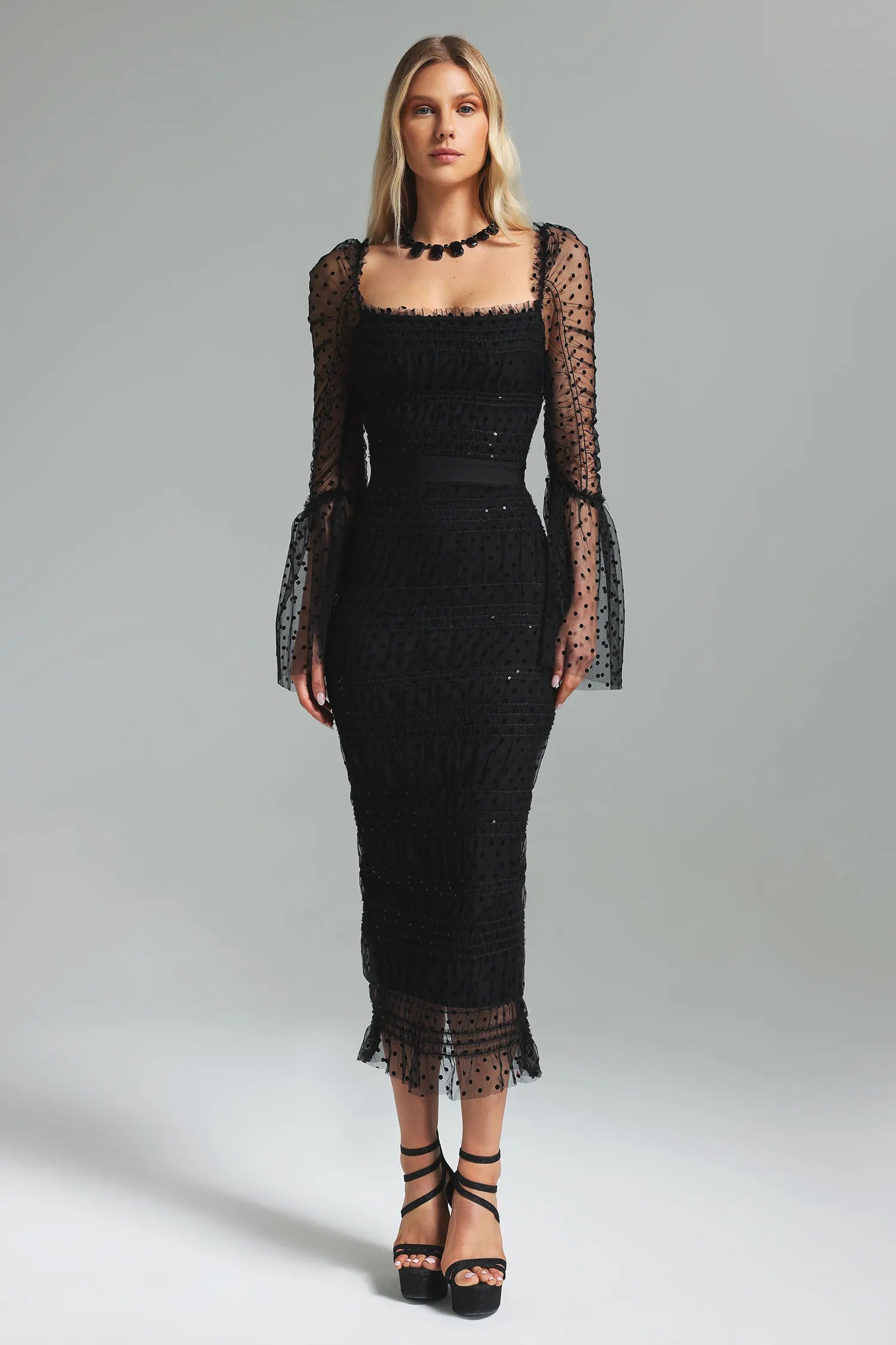 Vestido Longo Preto com Tule Translúcido, Decote Quadrado, Mangas Amplas e Cintura Marcada