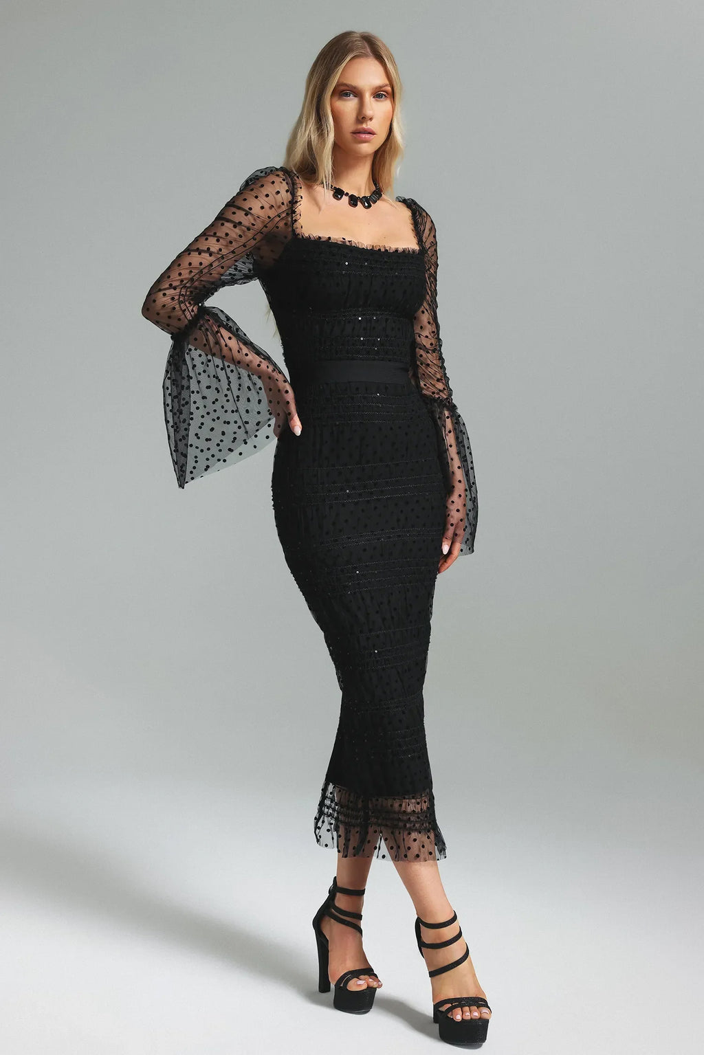 Vestido Longo Preto com Tule Translúcido, Decote Quadrado, Mangas Amplas e Cintura Marcada