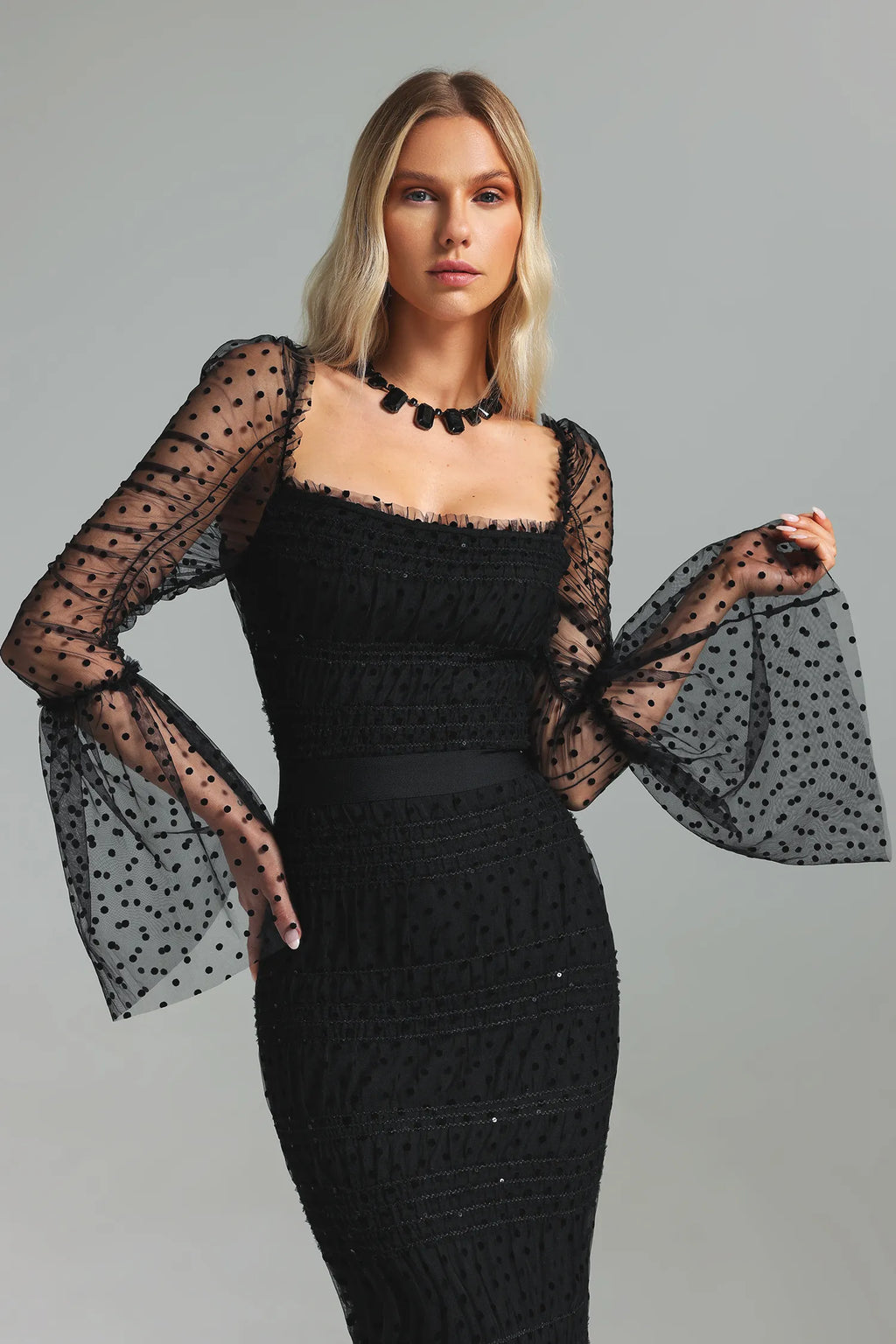 Vestido Longo Preto com Tule Translúcido, Decote Quadrado, Mangas Amplas e Cintura Marcada