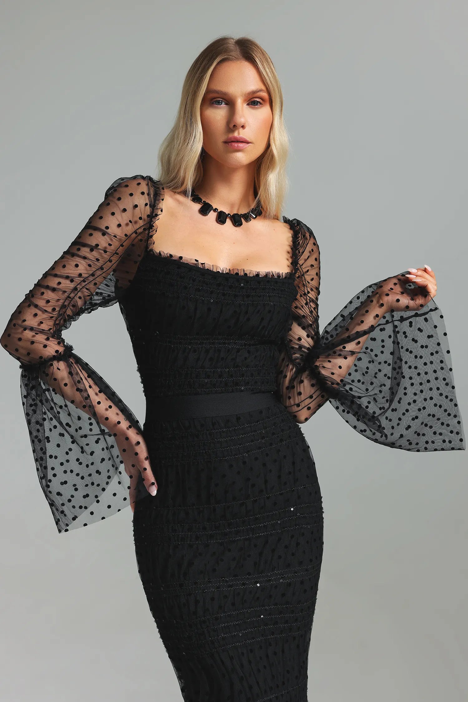 Vestido Longo Preto com Tule Translúcido, Decote Quadrado, Mangas Amplas e Cintura Marcada
