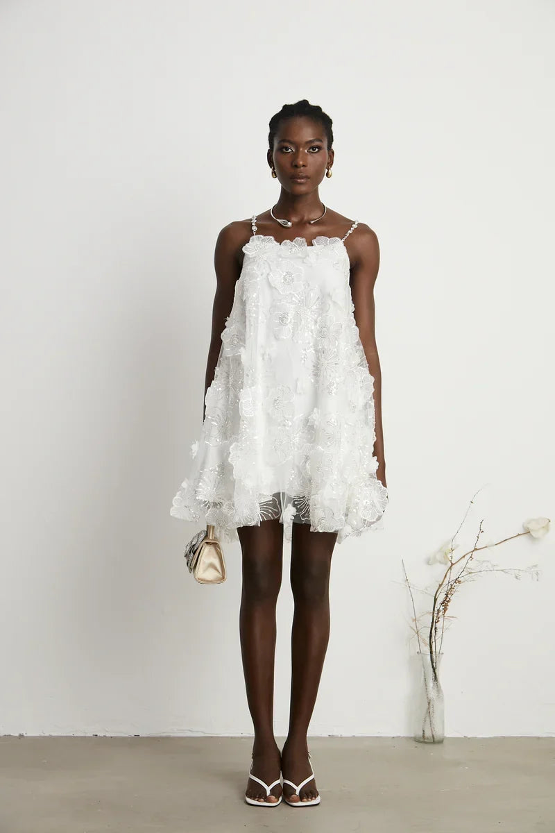 Vestido Bordado Floral, Cristais Manuais e Alças Delicadas