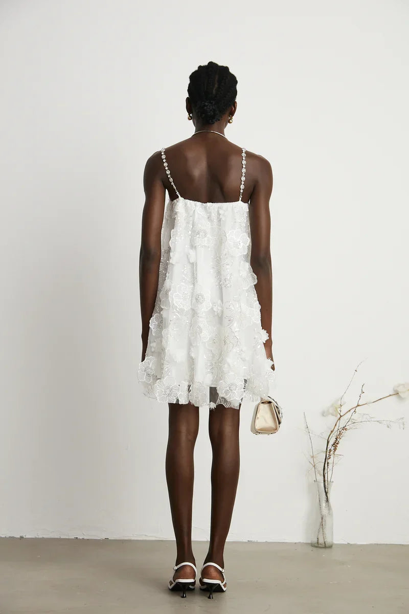 Vestido Bordado Floral, Cristais Manuais e Alças Delicadas
