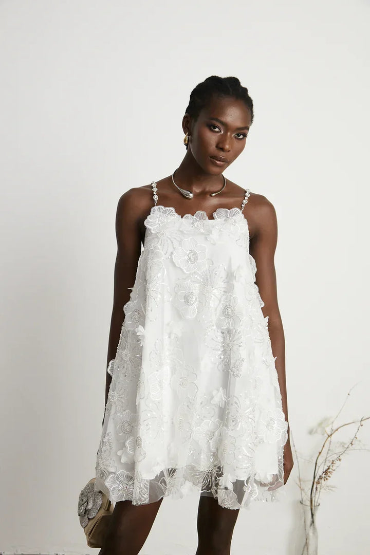Vestido Bordado Floral, Cristais Manuais e Alças Delicadas