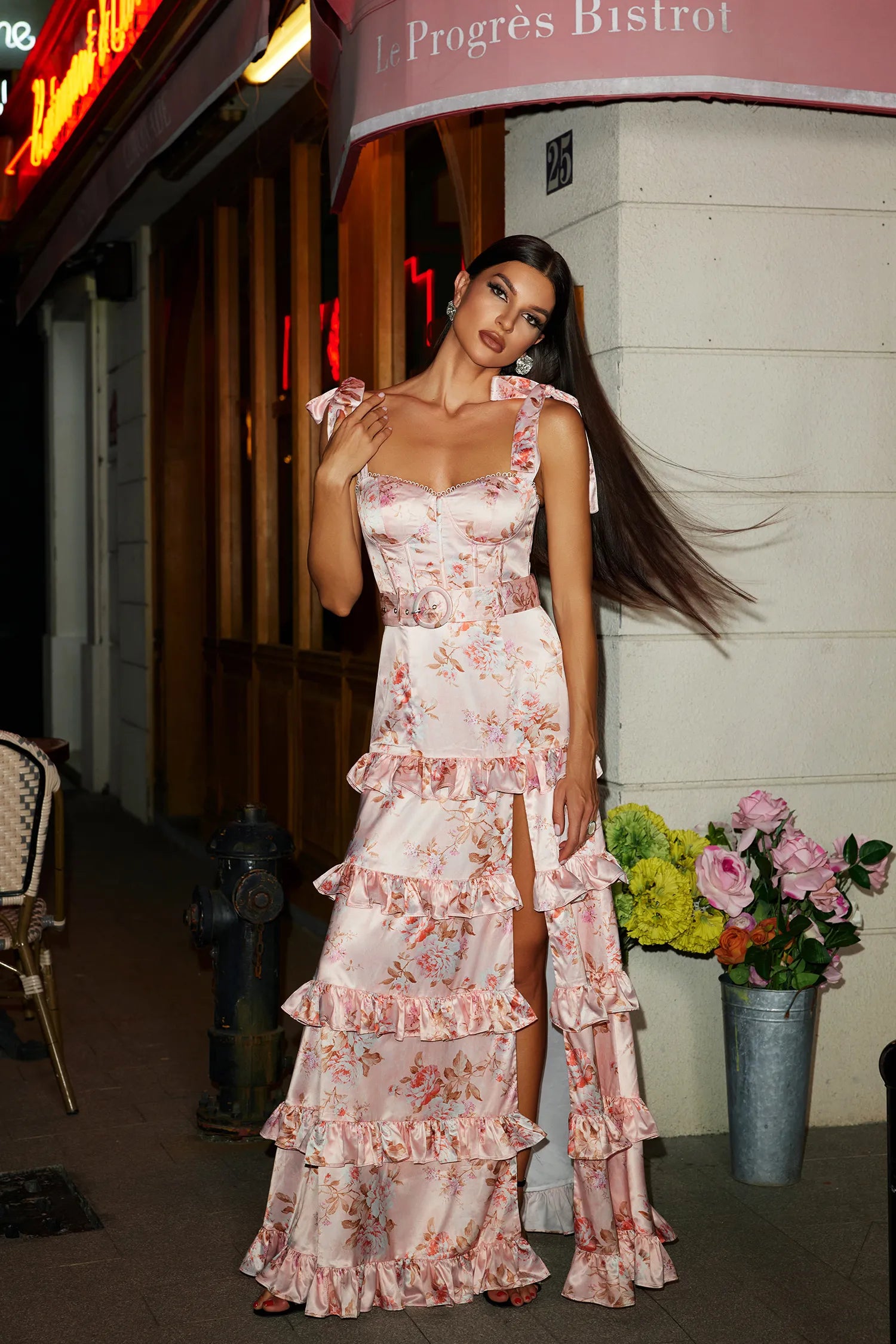 Vestido Longo Estampado Plissado com Decote Quadrado — Elegância Atemporal