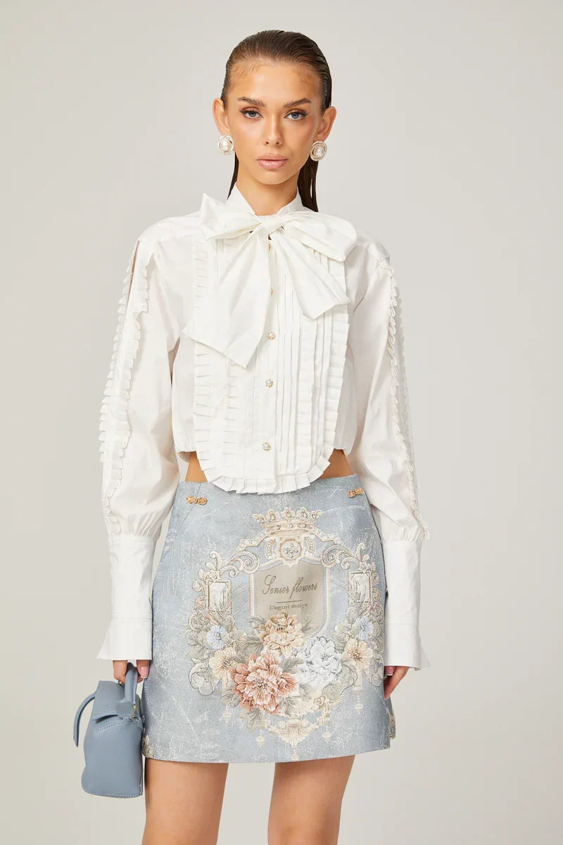 Camisa de Luxo com Gola, Laços Ornamentais e Fivelas de Pérola