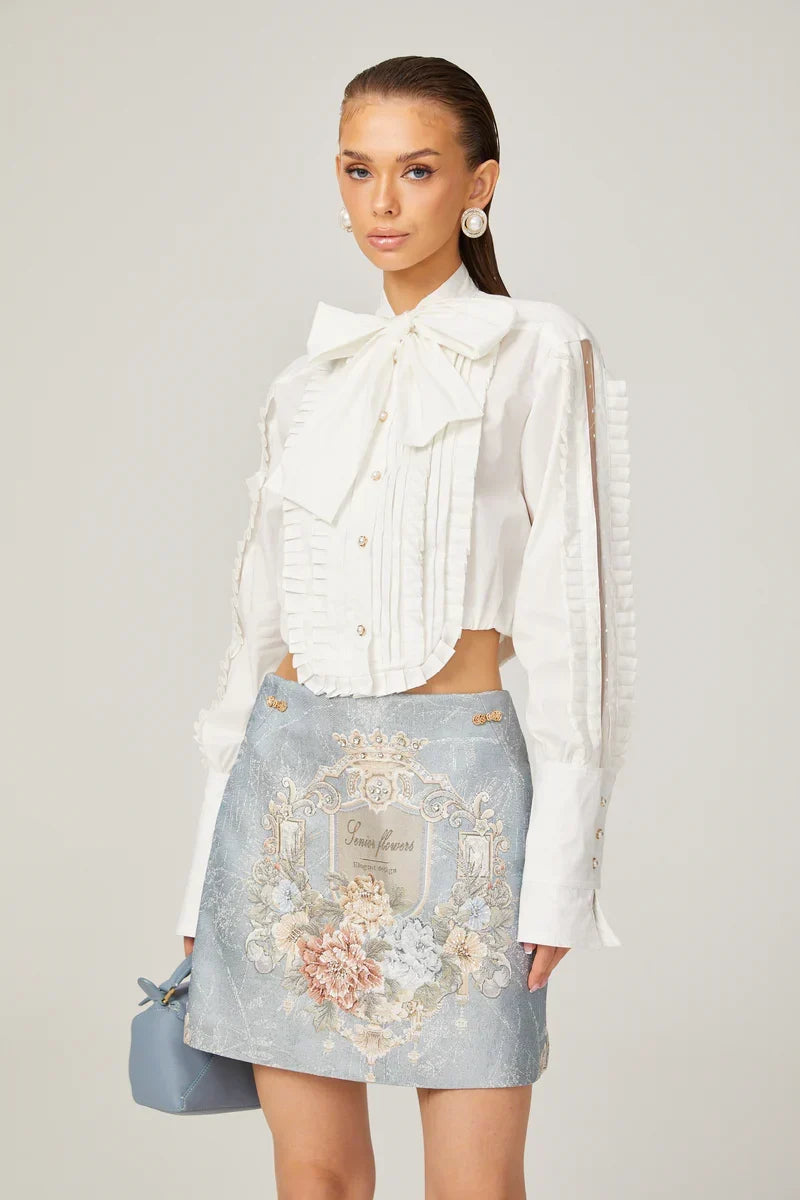 Camisa de Luxo com Gola, Laços Ornamentais e Fivelas de Pérola