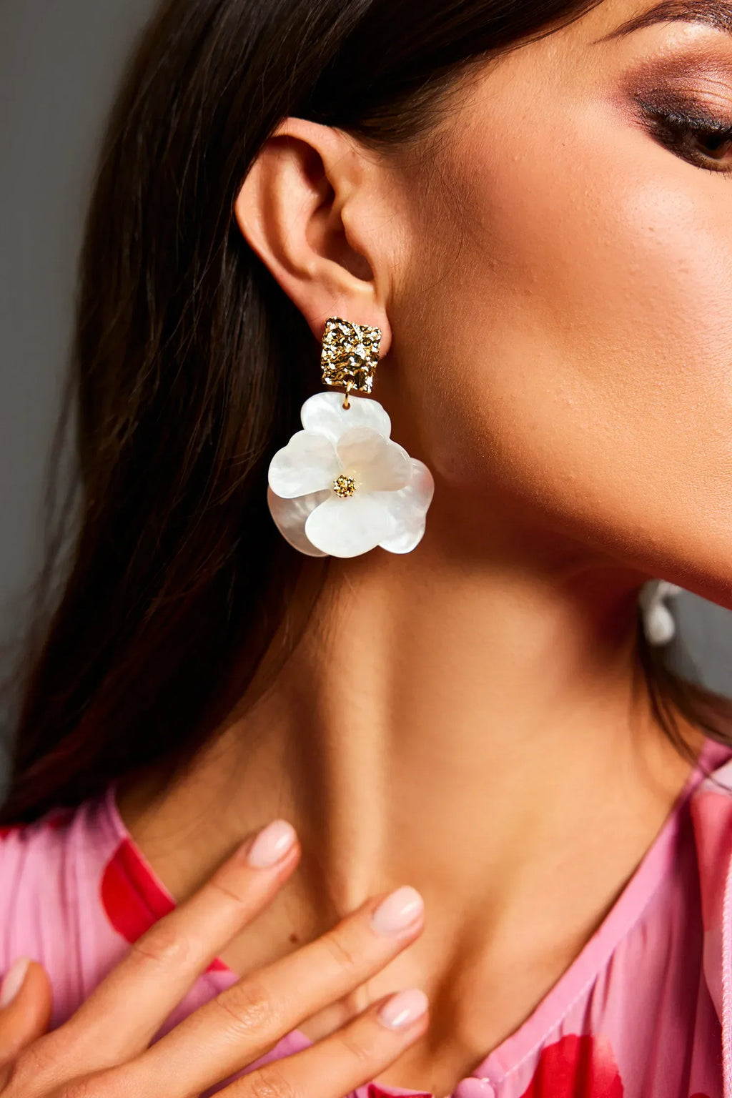 Brincos Florais Vintage Dourado com Pétalas Elegantes