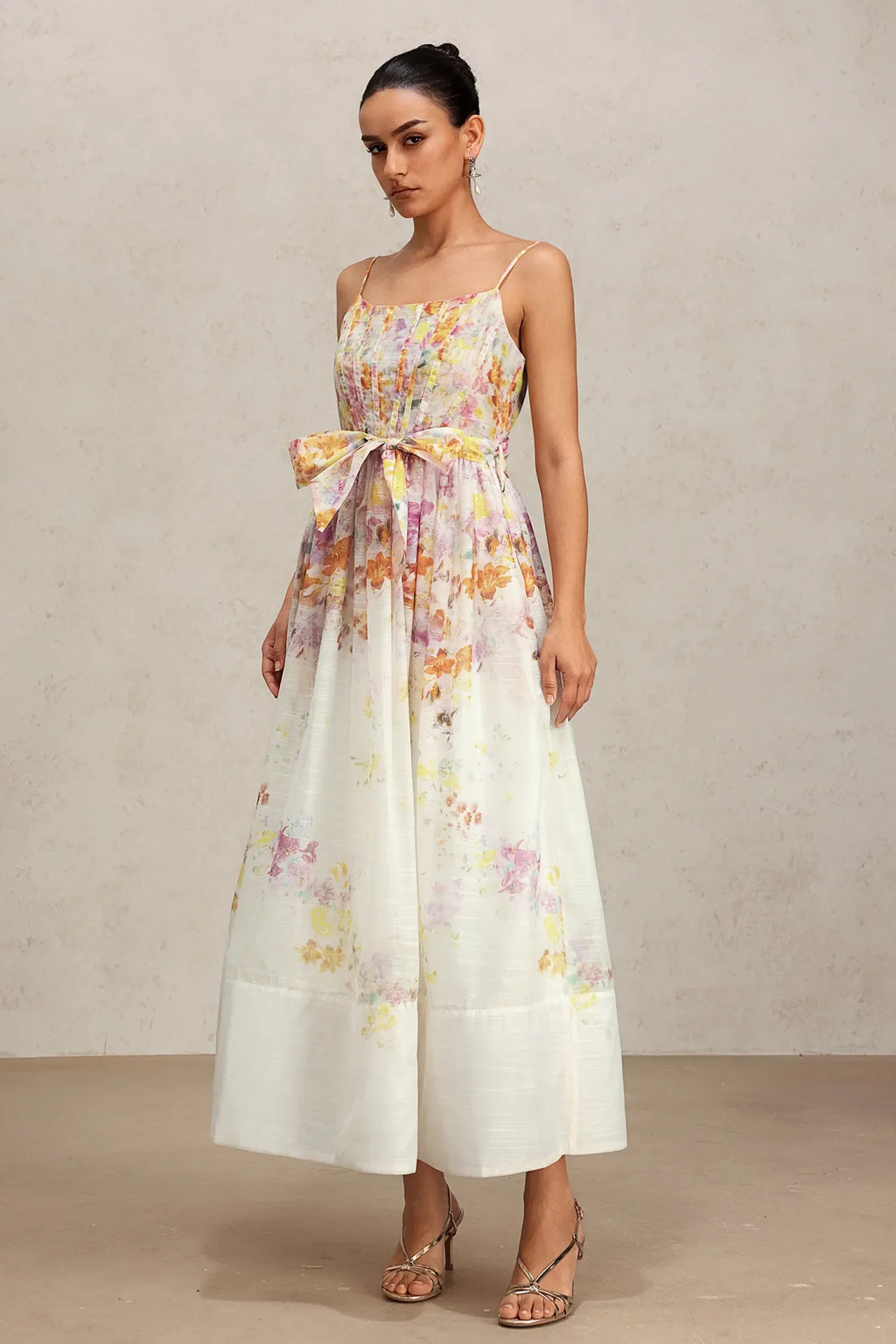 Vestido Midi Retrô com Alças Fina, Caimento Estruturado e Cintura Marcada