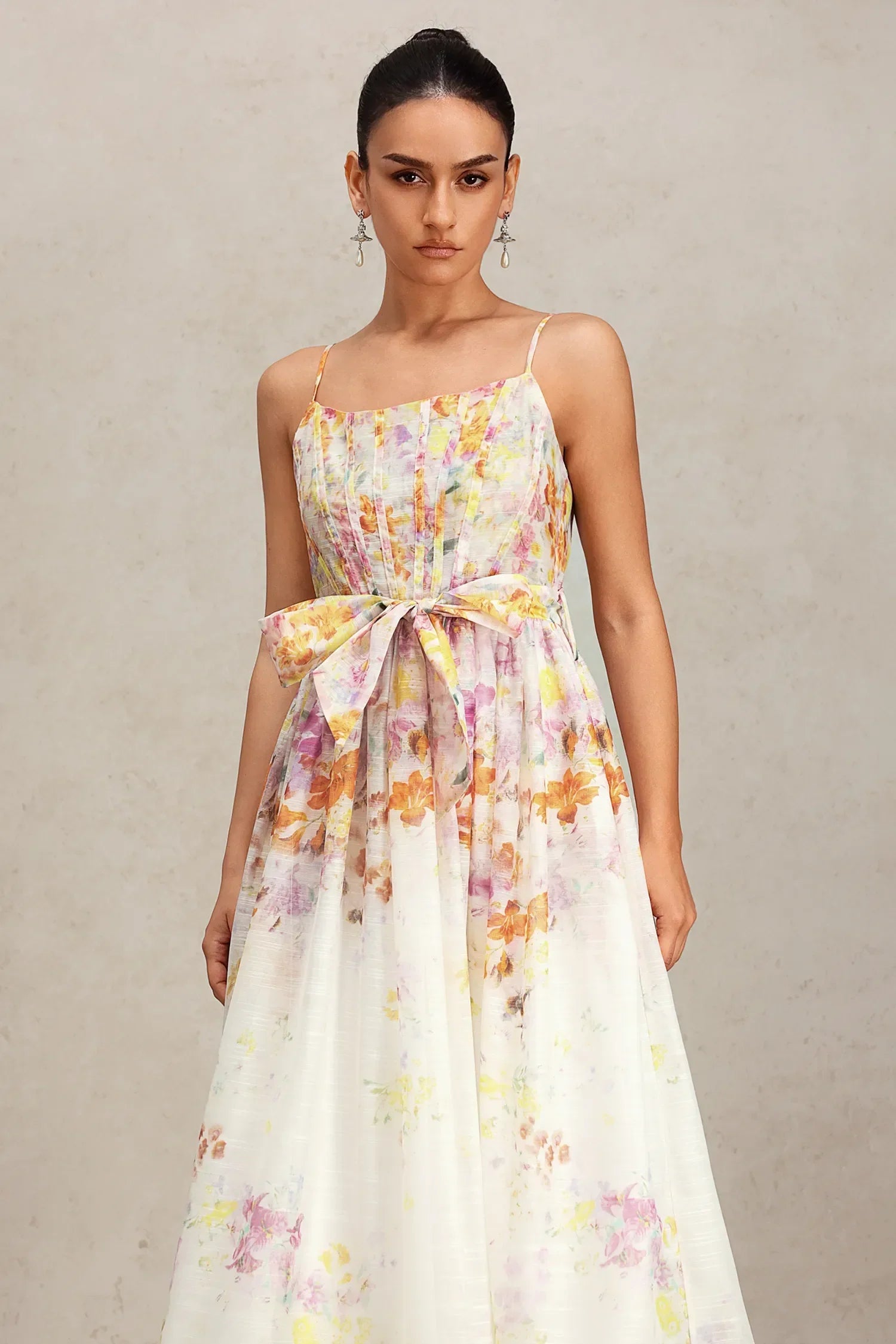 Vestido Midi Retrô com Alças Fina, Caimento Estruturado e Cintura Marcada