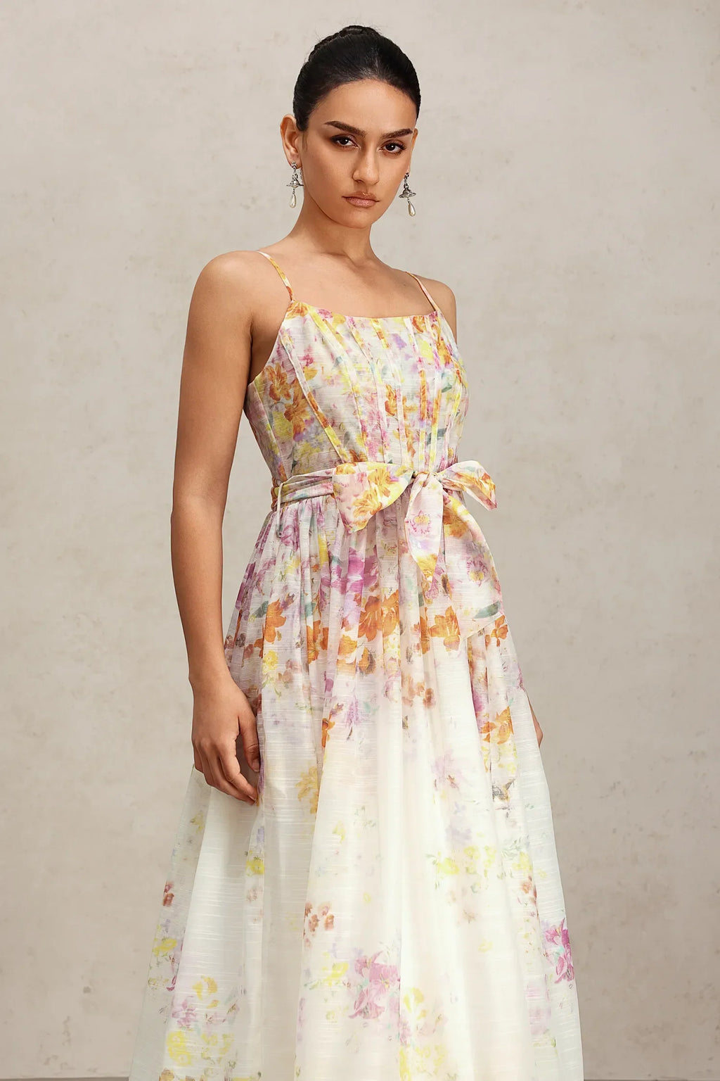 Vestido Midi Retrô com Alças Fina, Caimento Estruturado e Cintura Marcada