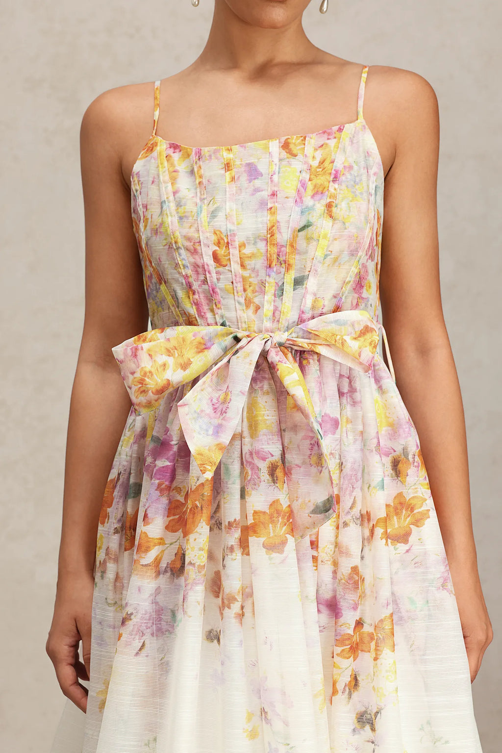 Vestido Midi Retrô com Alças Fina, Caimento Estruturado e Cintura Marcada