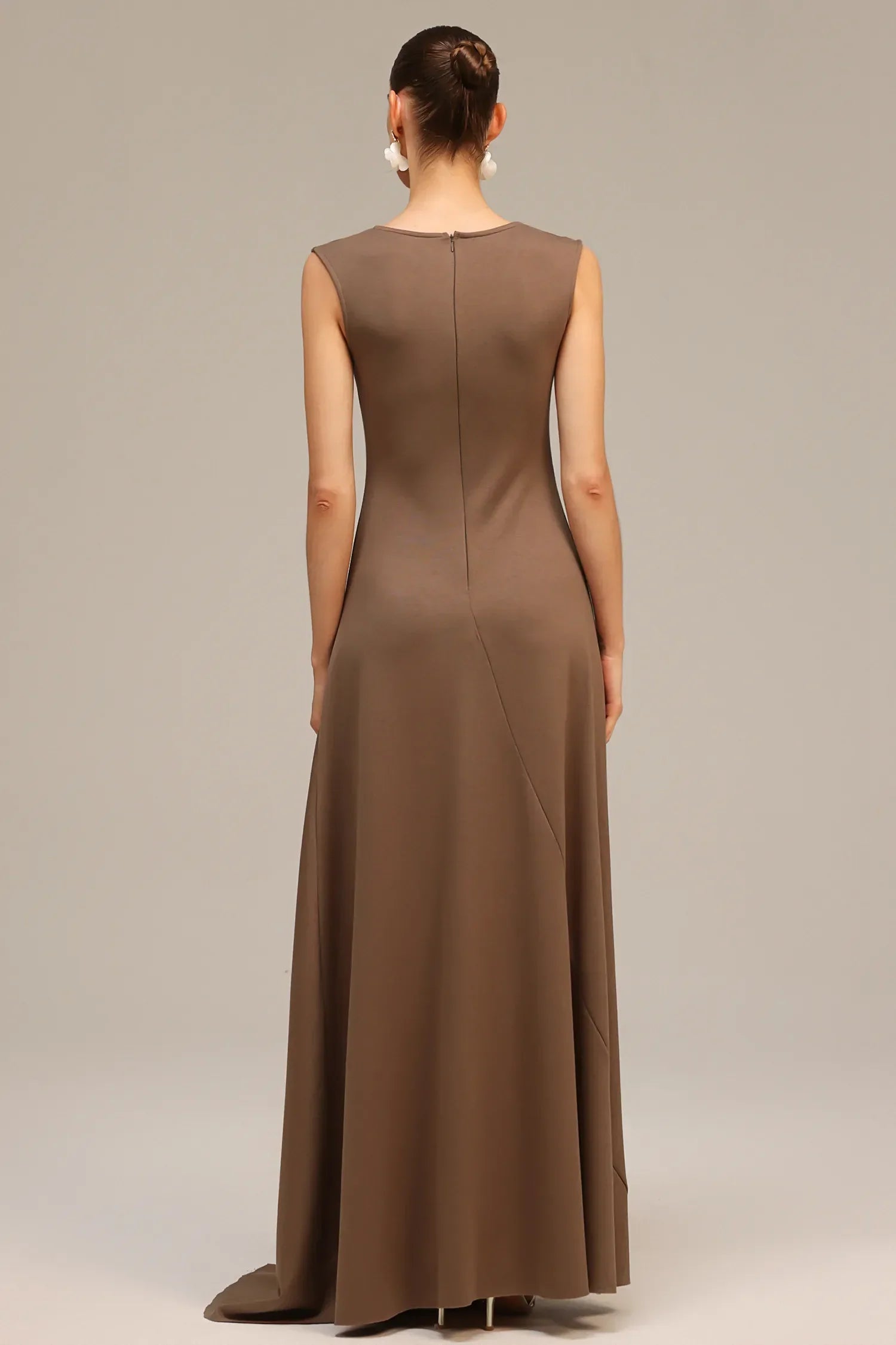 Vestido Longo Elegante com Decote V, Cintura Alta, Drapeado Sofisticado e Fivela Metálica