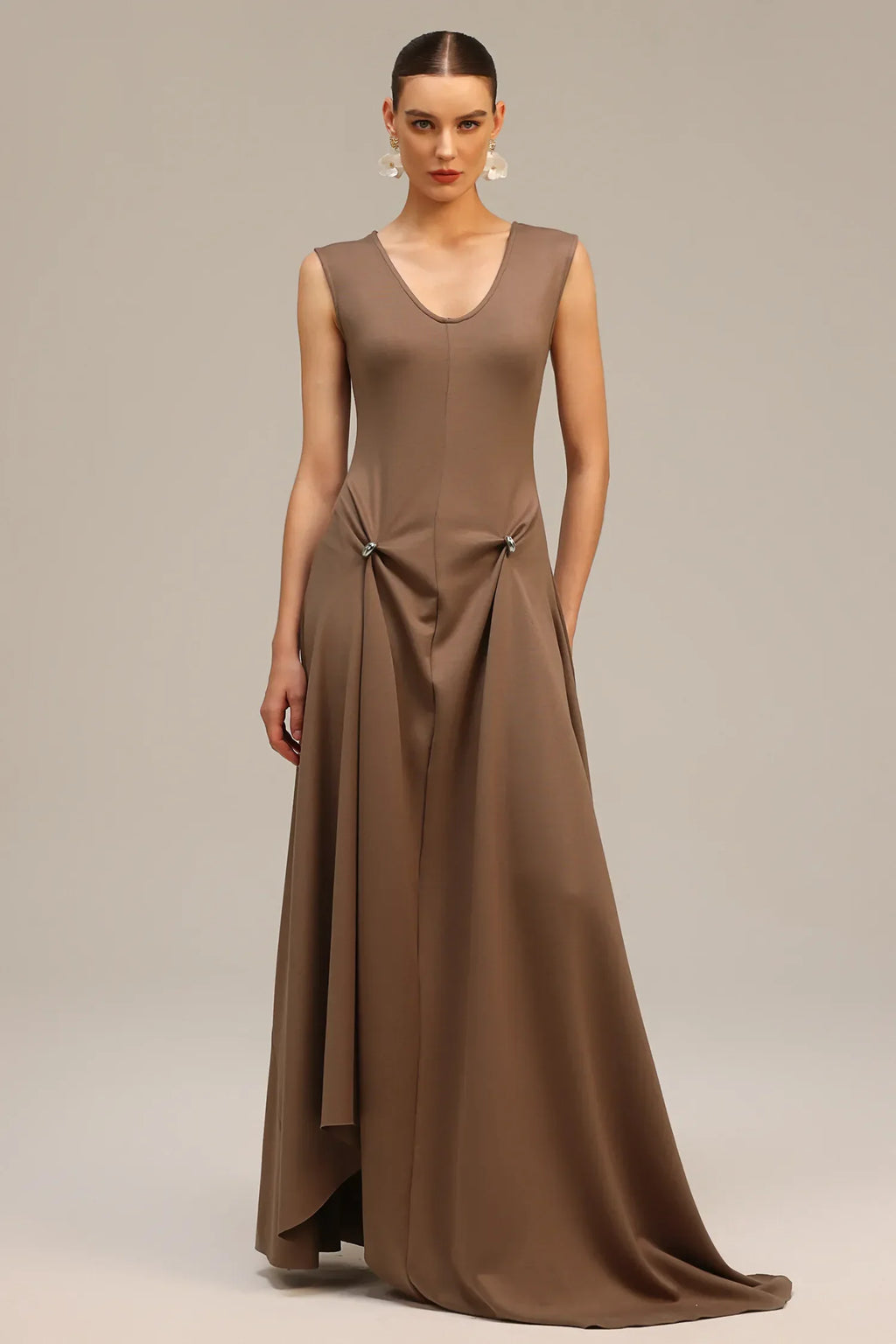 Vestido Longo Elegante com Decote V, Cintura Alta, Drapeado Sofisticado e Fivela Metálica