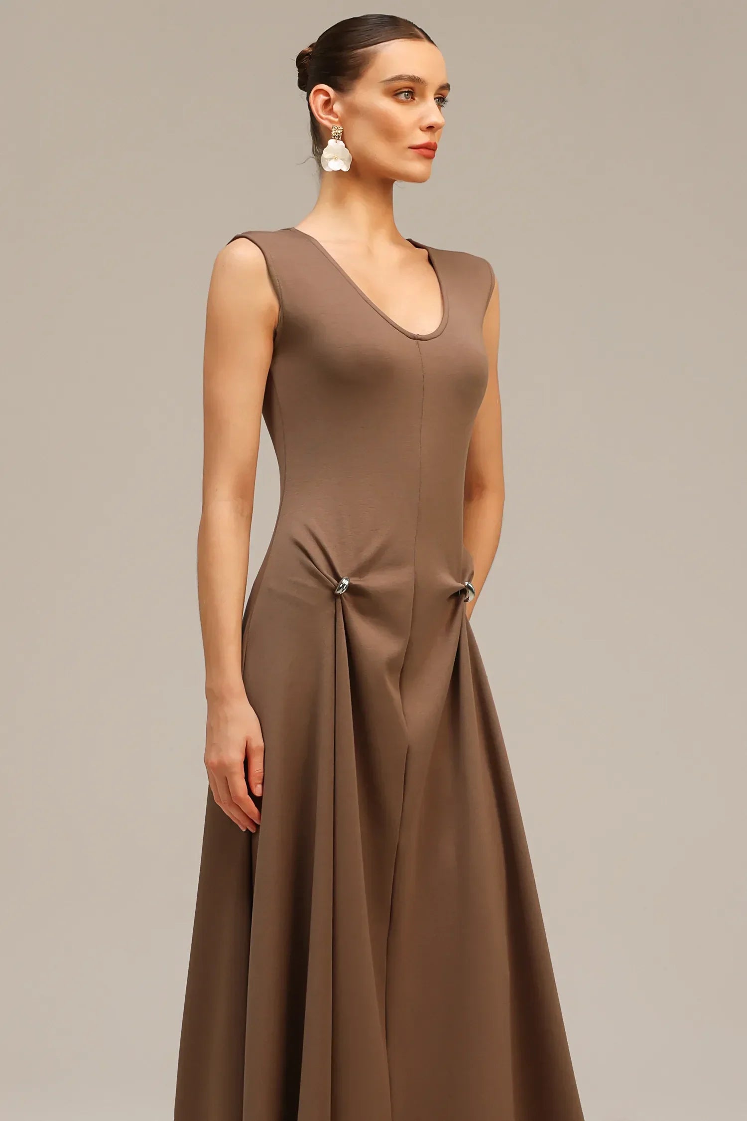 Vestido Longo Elegante com Decote V, Cintura Alta, Drapeado Sofisticado e Fivela Metálica