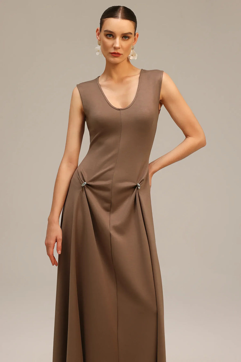 Vestido Longo Elegante com Decote V, Cintura Alta, Drapeado Sofisticado e Fivela Metálica