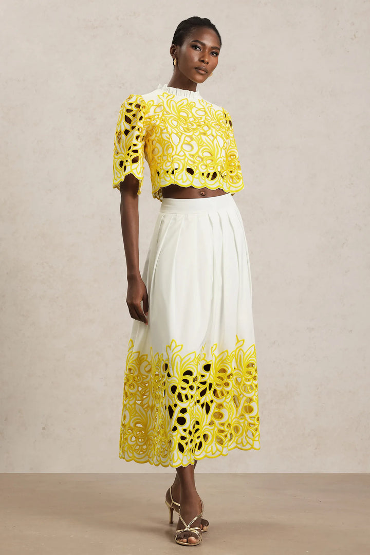 Conjunto Elegância Bordada com Top Curto e Saia Midi de Cintura Alta