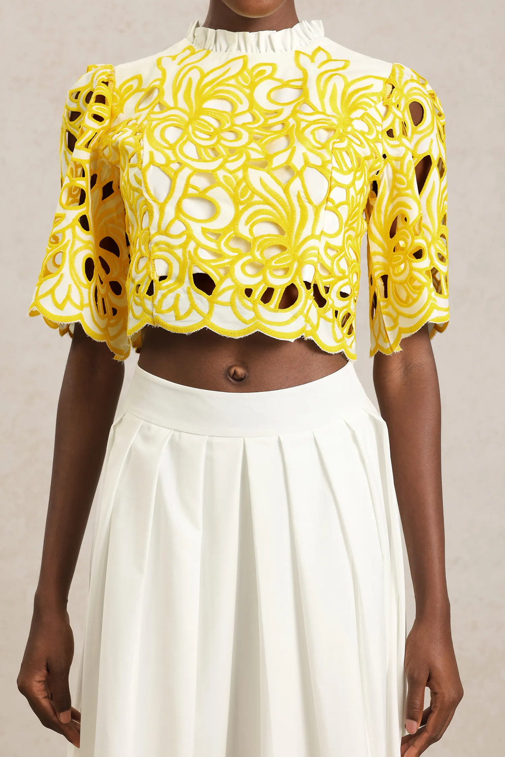 Conjunto Elegância Bordada com Top Curto e Saia Midi de Cintura Alta