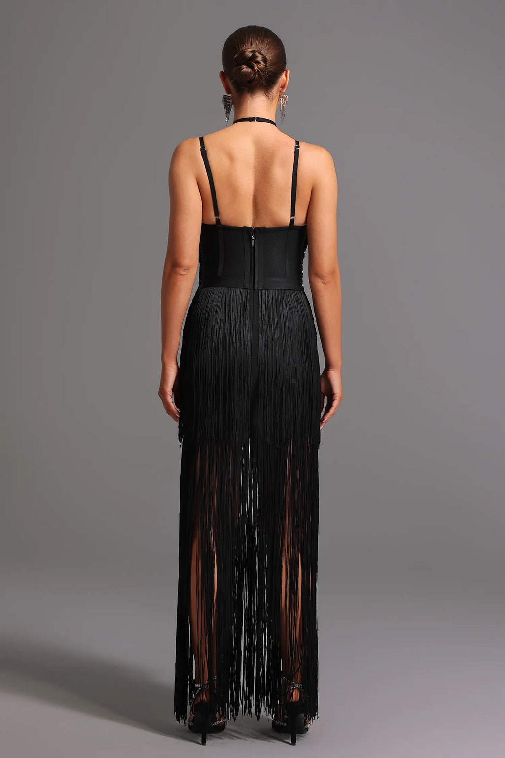 Vestido Longo com Alças Finas e Franjas – Elegante e Sofisticado