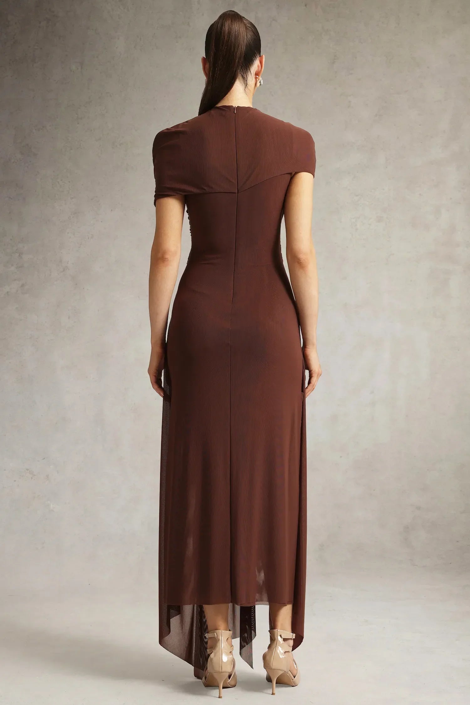 Vestido Marrom Decote Redondo, Trama Elástica e Fenda Lateral