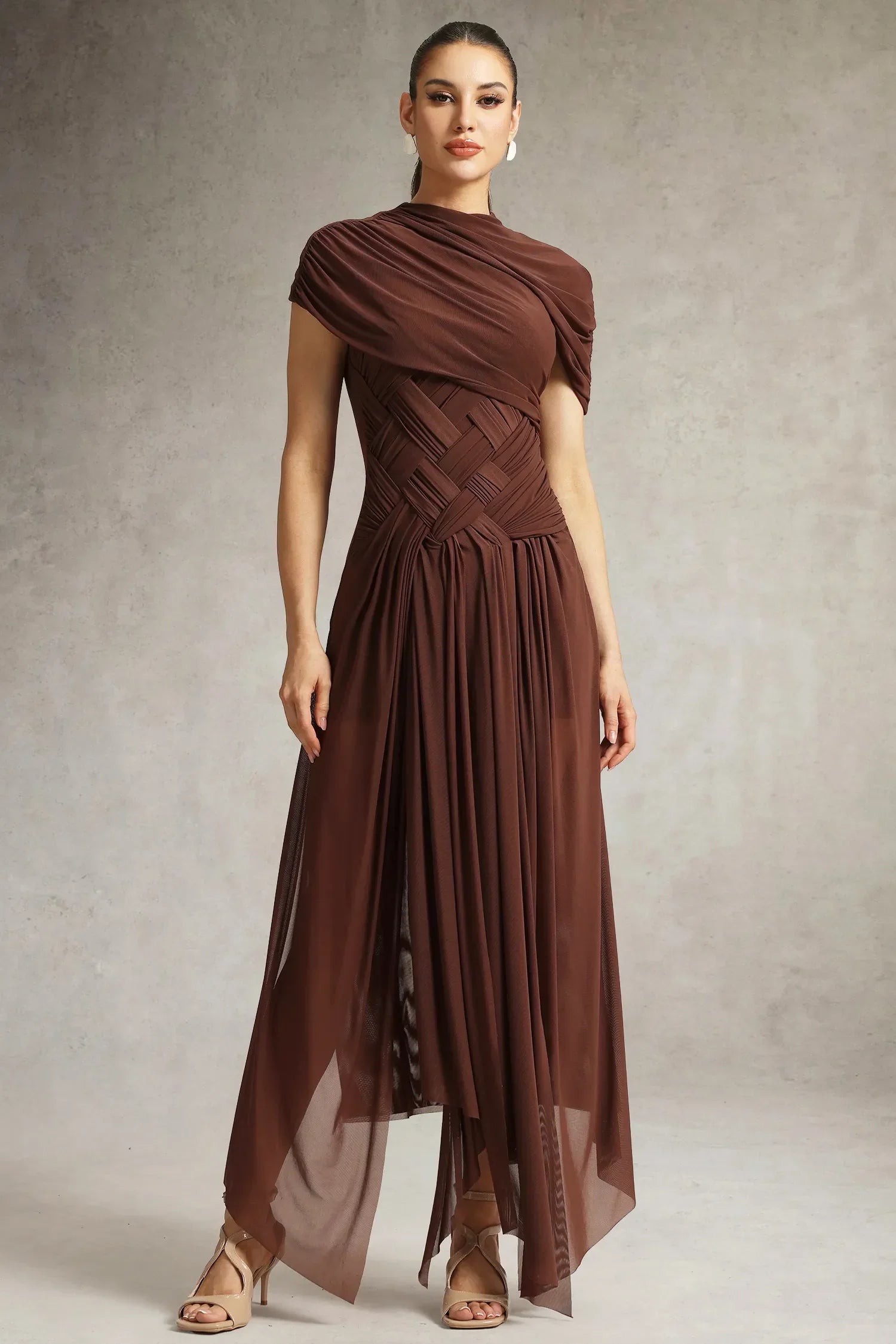 Vestido Marrom Decote Redondo, Trama Elástica e Fenda Lateral