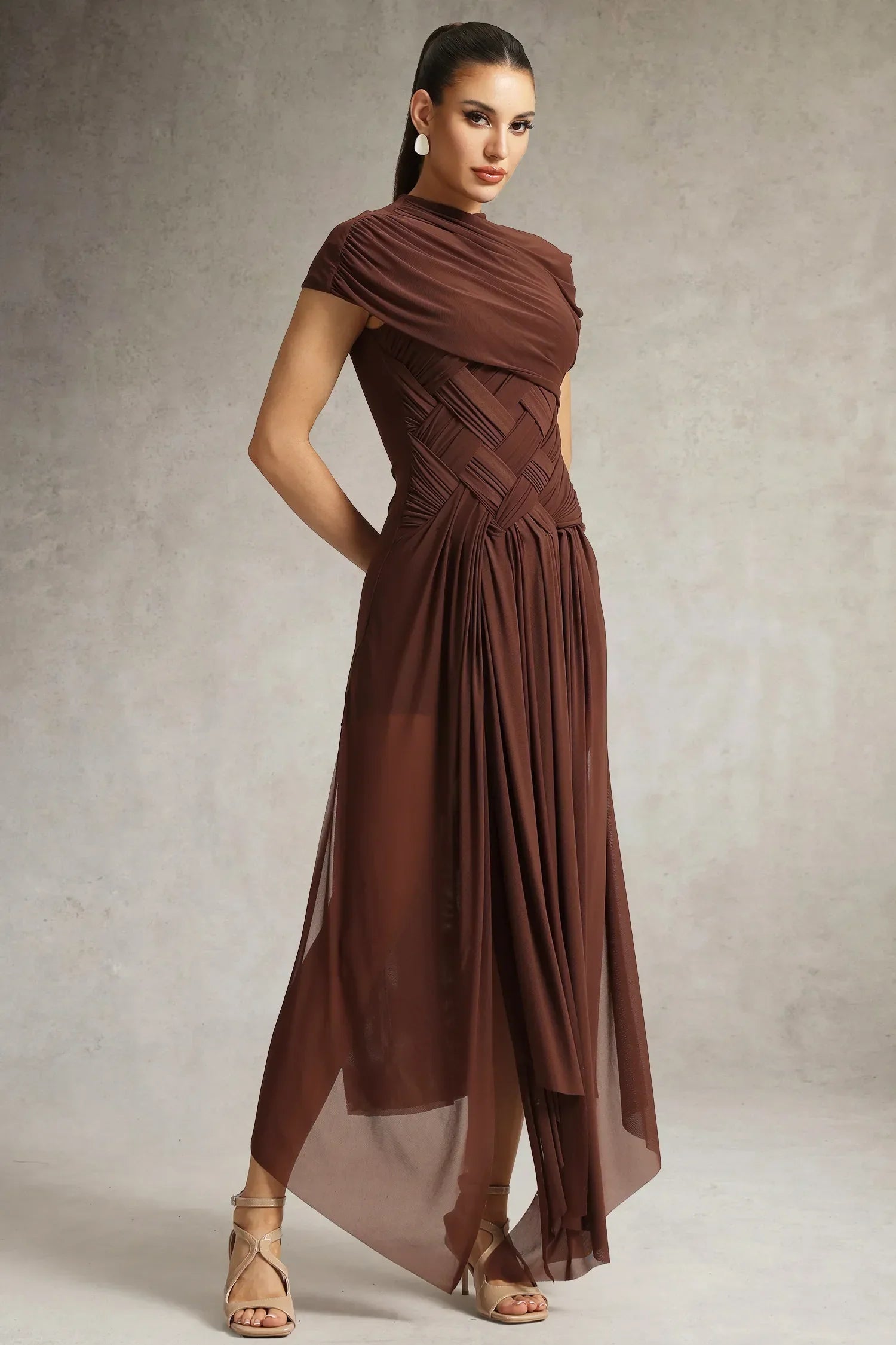 Vestido Marrom Decote Redondo, Trama Elástica e Fenda Lateral