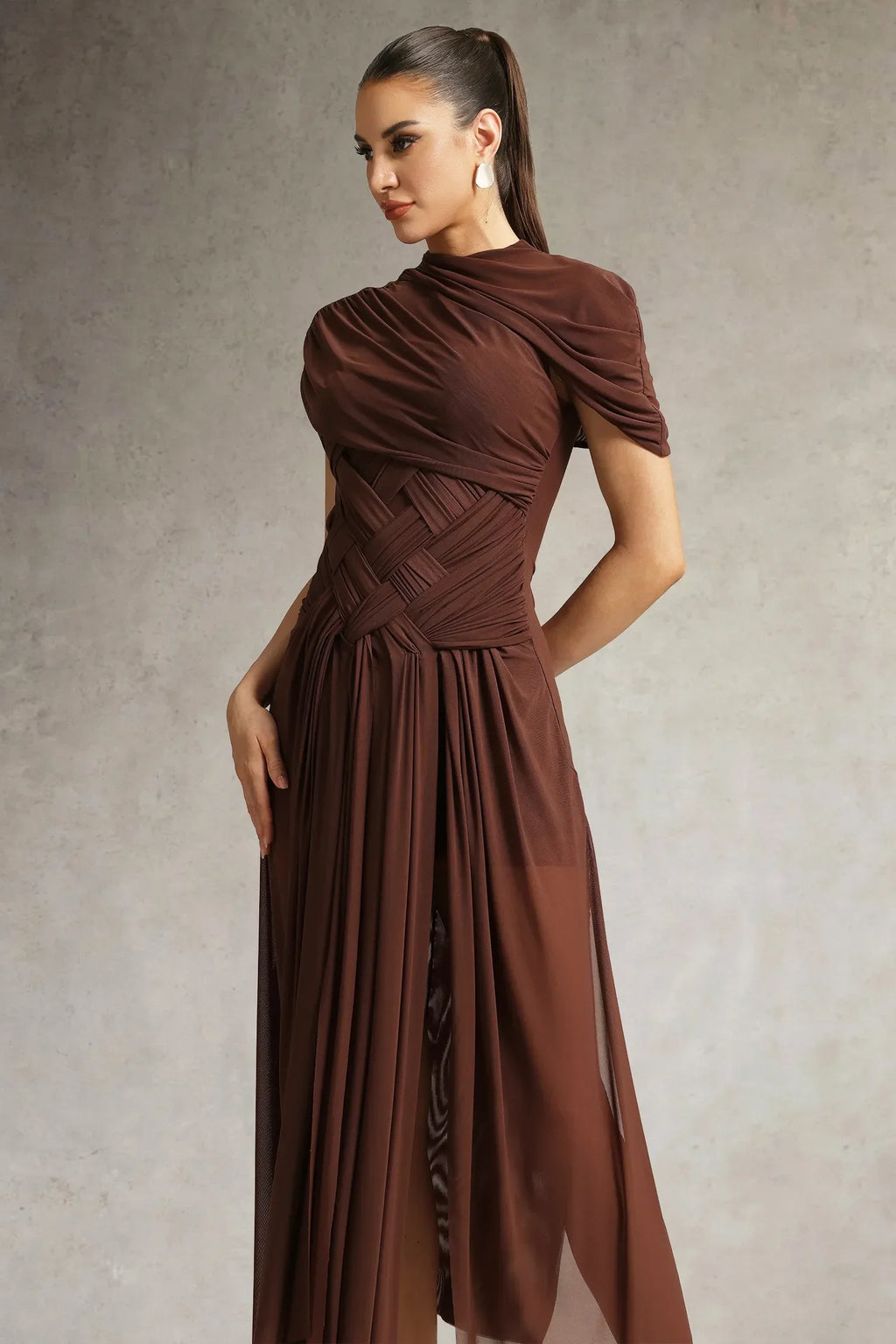 Vestido Marrom Decote Redondo, Trama Elástica e Fenda Lateral