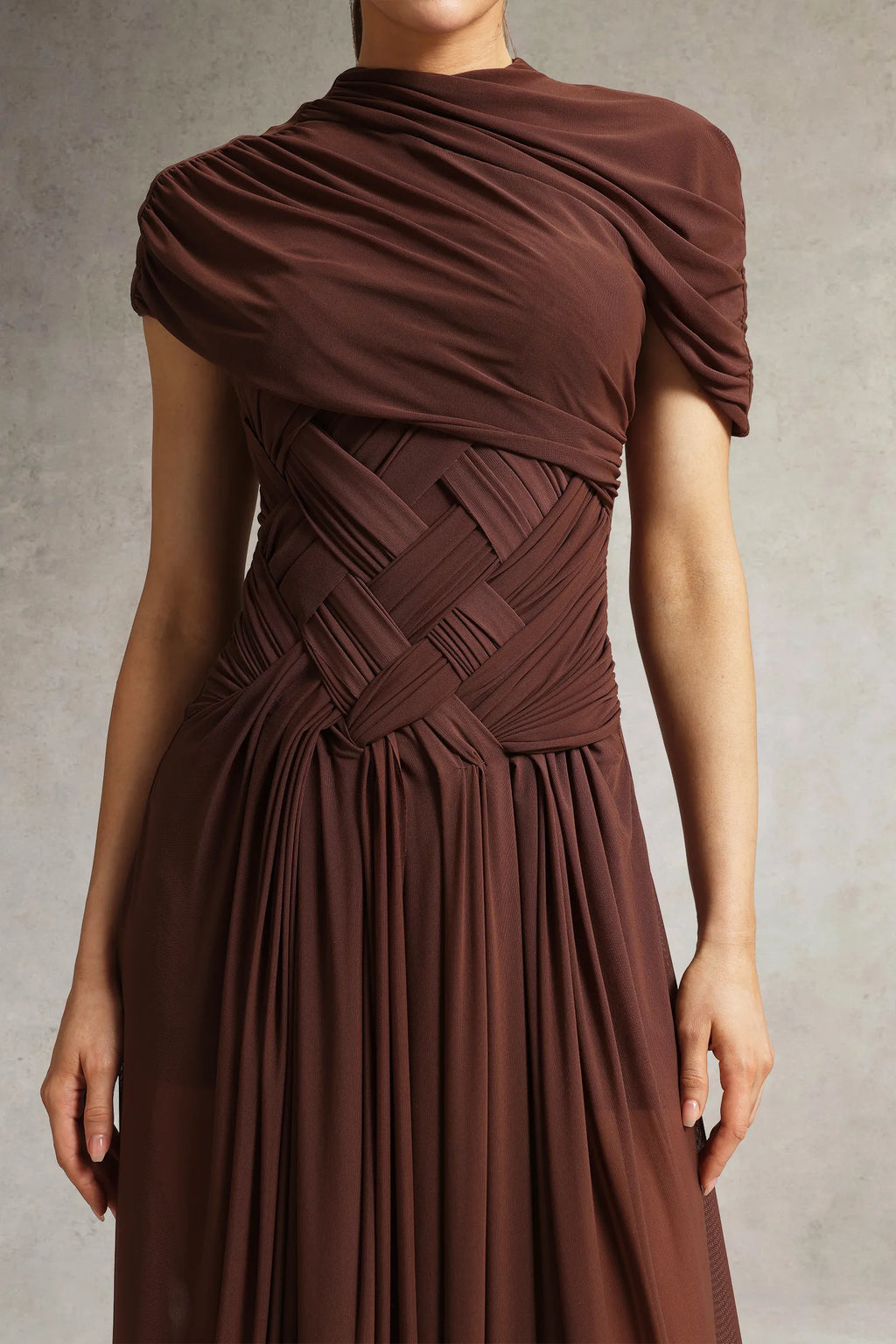 Vestido Marrom Decote Redondo, Trama Elástica e Fenda Lateral
