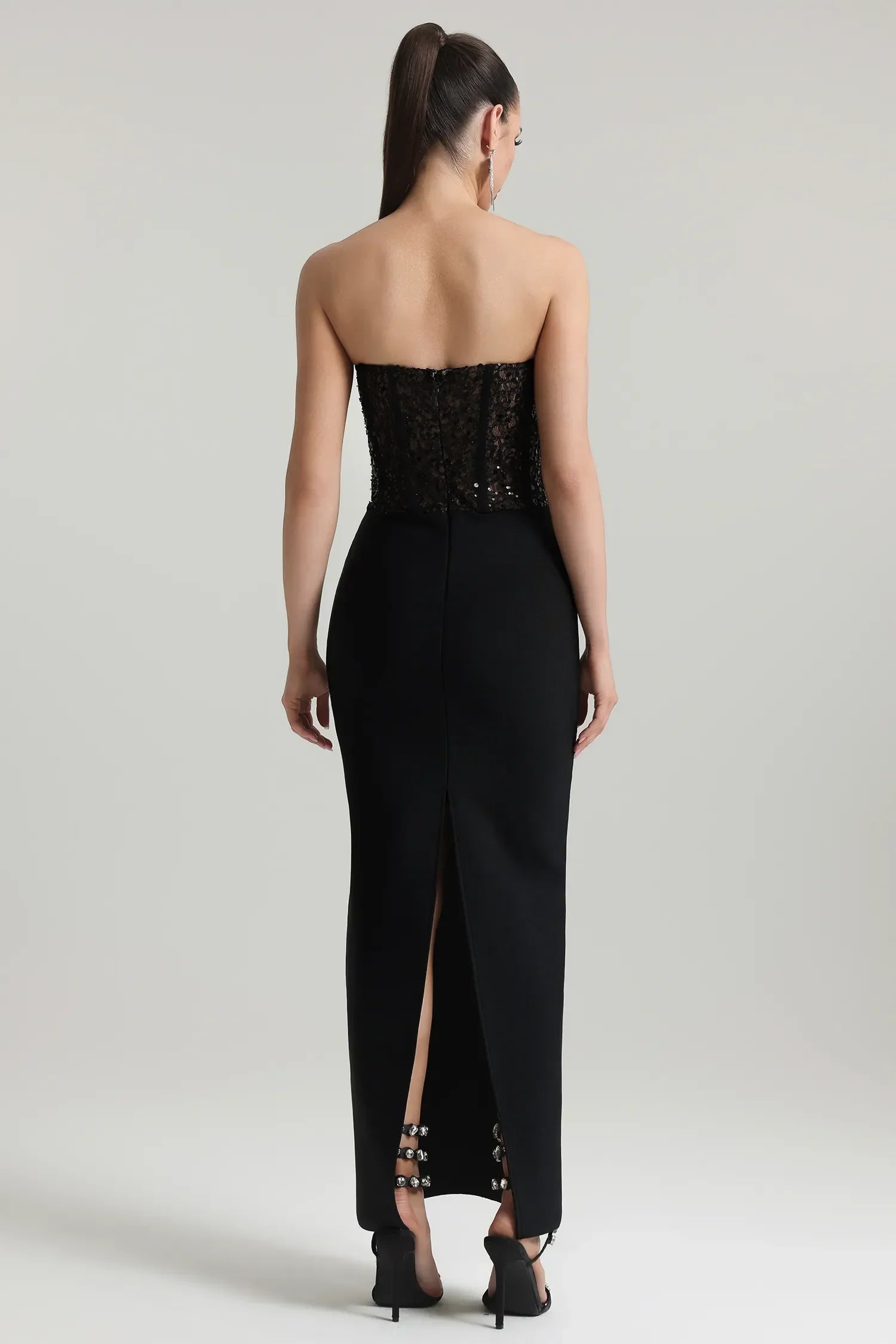 Vestido Longo Tomara que Caia com Pedrarias Bordadas à Mão, Saia Plissada e Cintura Marcada