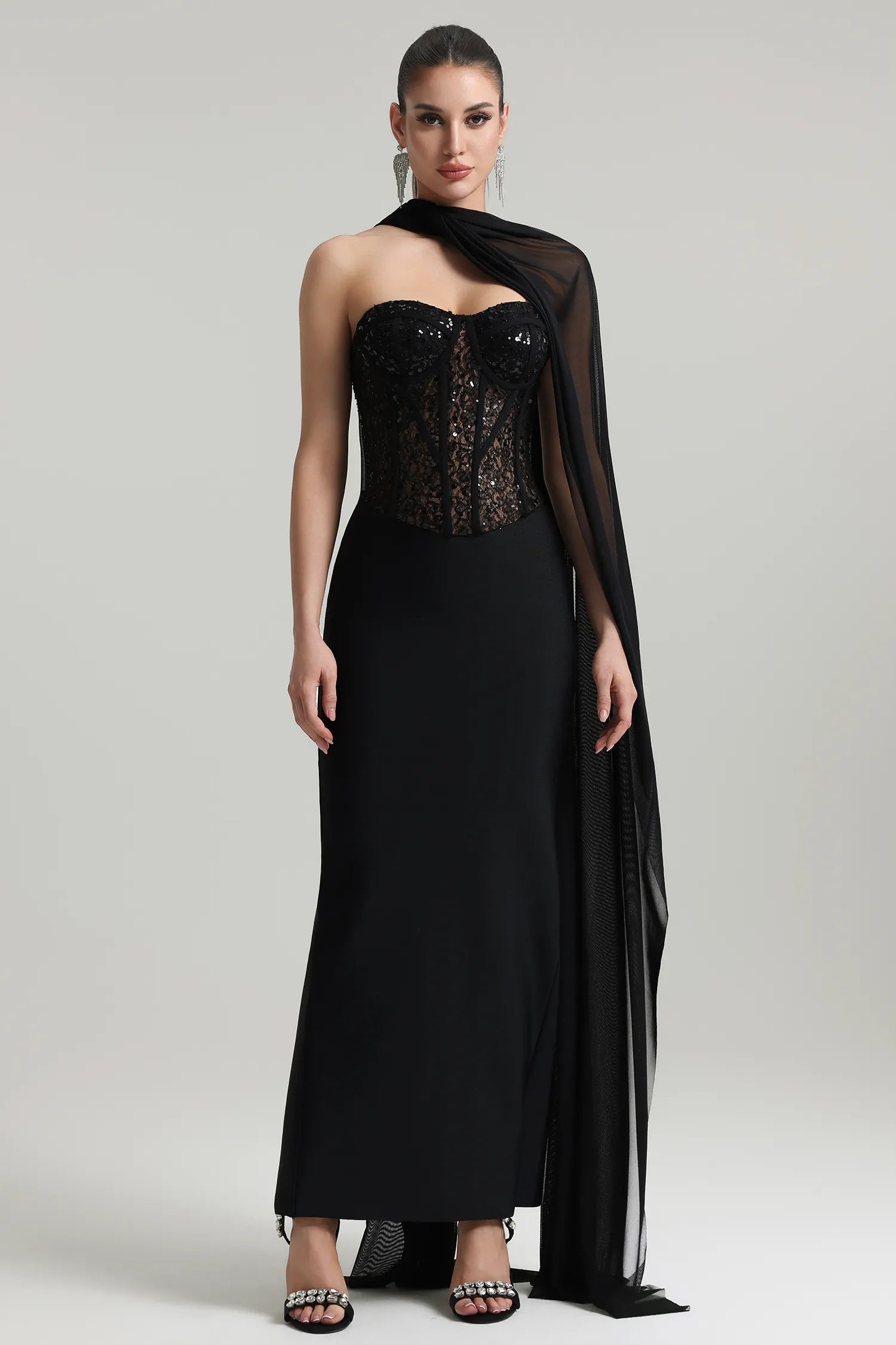 Vestido Longo Tomara que Caia com Pedrarias Bordadas à Mão, Saia Plissada e Cintura Marcada