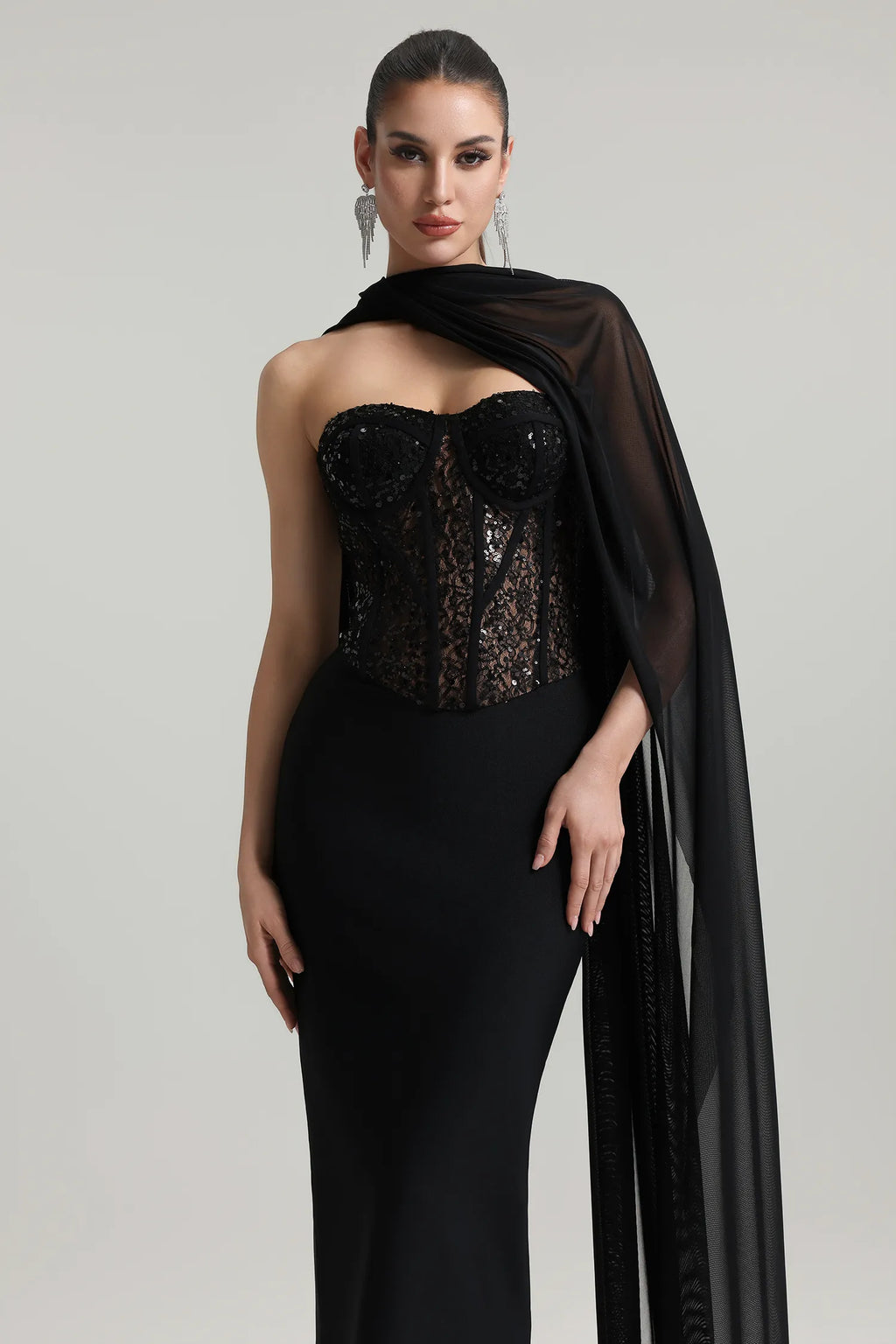 Vestido Longo Tomara que Caia com Pedrarias Bordadas à Mão, Saia Plissada e Cintura Marcada