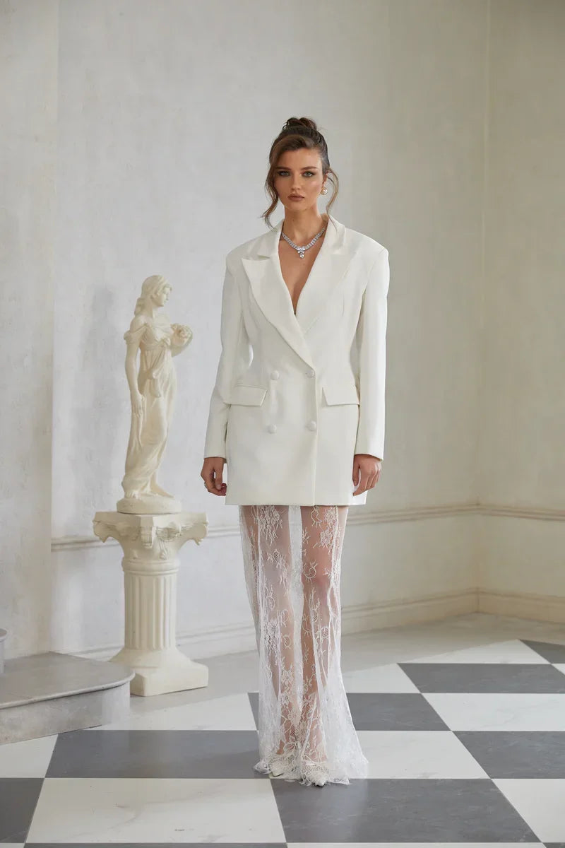 Conjunto Blazer Transpassado e Saia Evasê em Renda Trabalhada