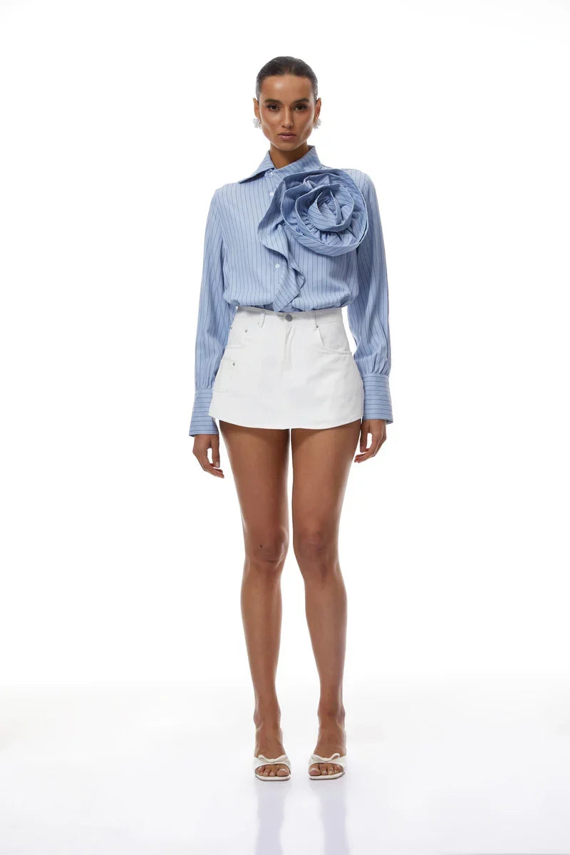 Camisa Listras Finas com Pétalas em 3D e Design de Luxo