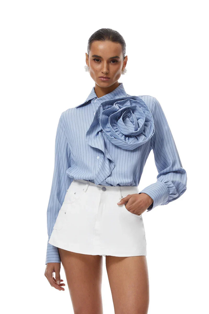 Camisa Listras Finas com Pétalas em 3D e Design de Luxo