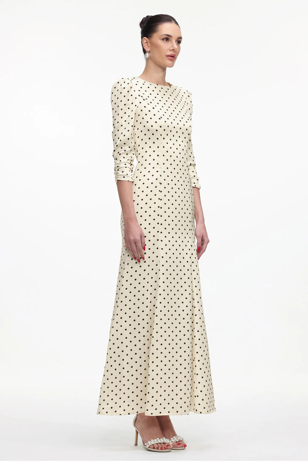 Vestido Sereia Elegante com Mangas Longas e Decote Costas em Formato de Coração