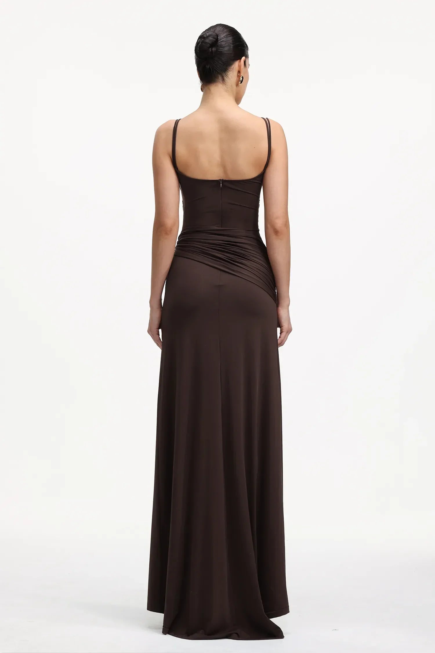 Vestido Longo Marrom com Fenda Alta e Recortes Elegantes – Modelo Drapeado