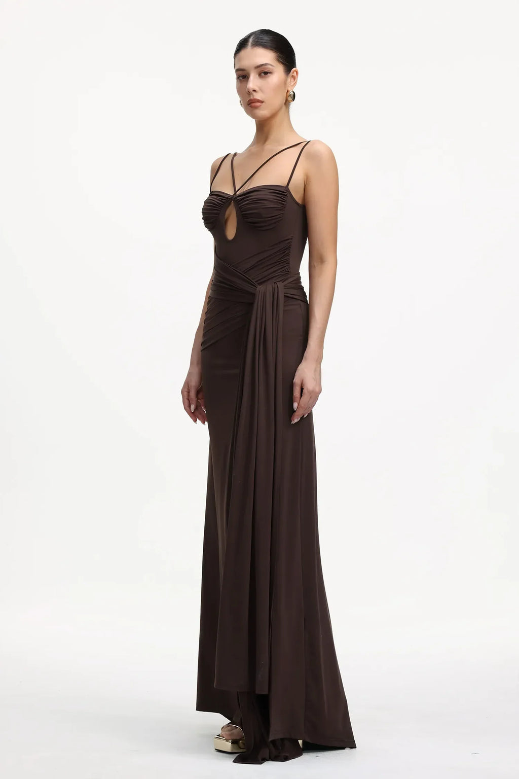 Vestido Longo Marrom com Fenda Alta e Recortes Elegantes – Modelo Drapeado