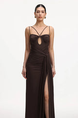 Vestido Longo Marrom com Fenda Alta e Recortes Elegantes – Modelo Drapeado