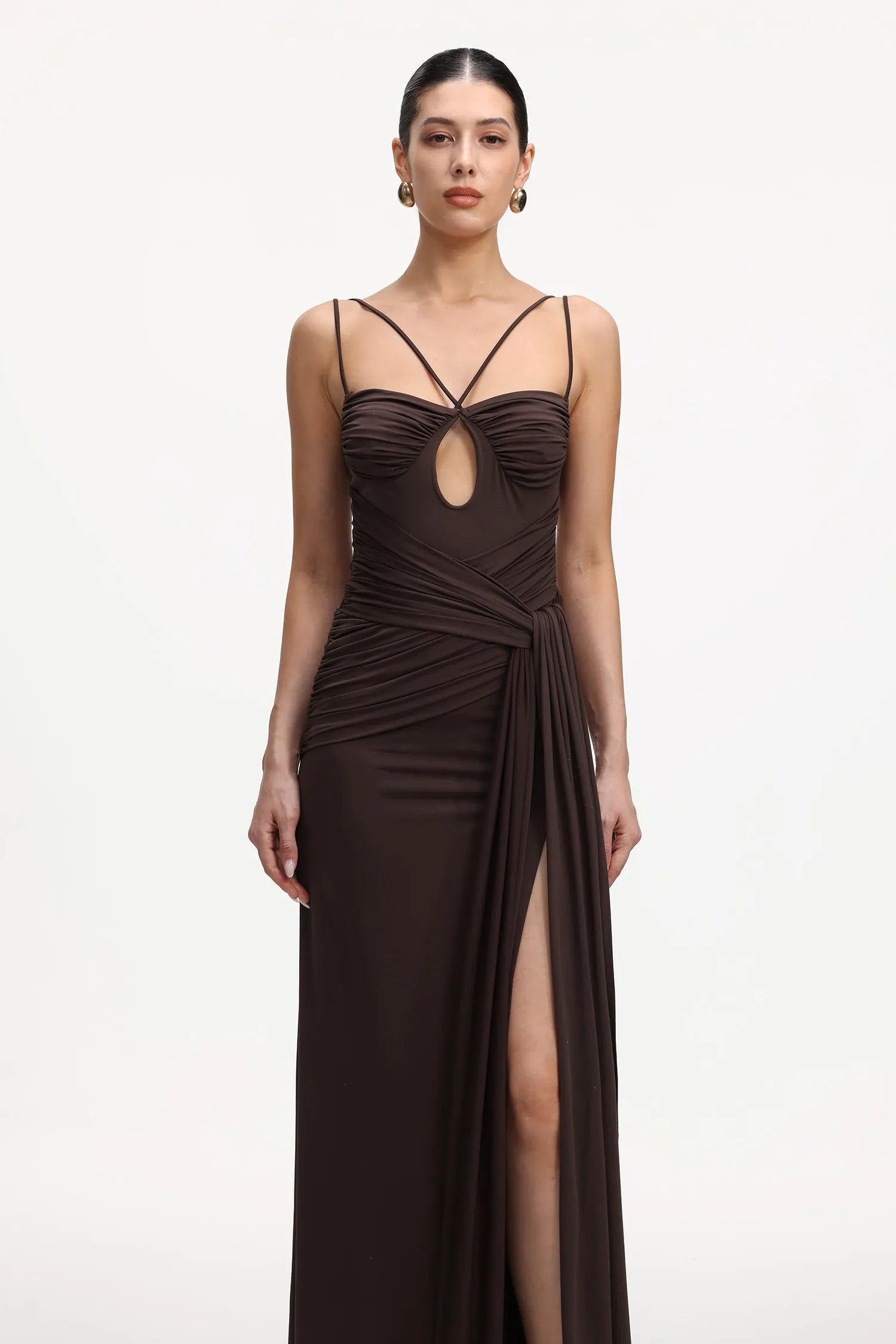 Vestido Longo Marrom com Fenda Alta e Recortes Elegantes – Modelo Drapeado