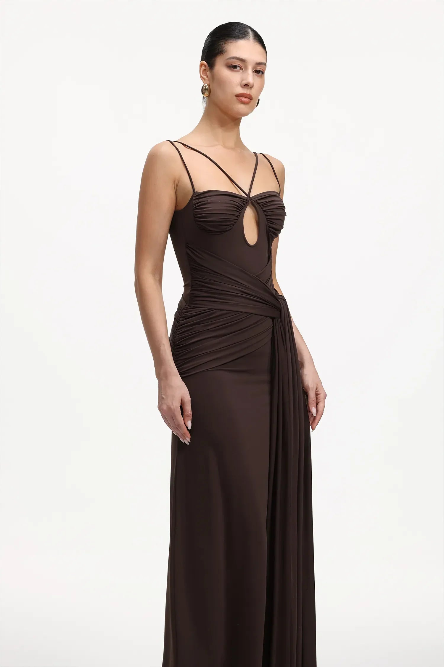 Vestido Longo Marrom com Fenda Alta e Recortes Elegantes – Modelo Drapeado