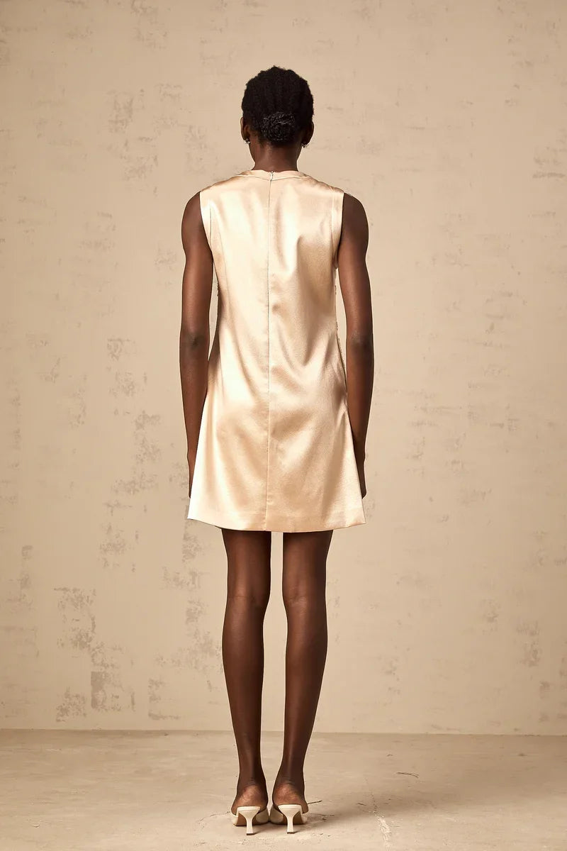 Vestido Estruturado em Jacquard Trabalhado com Aplicações