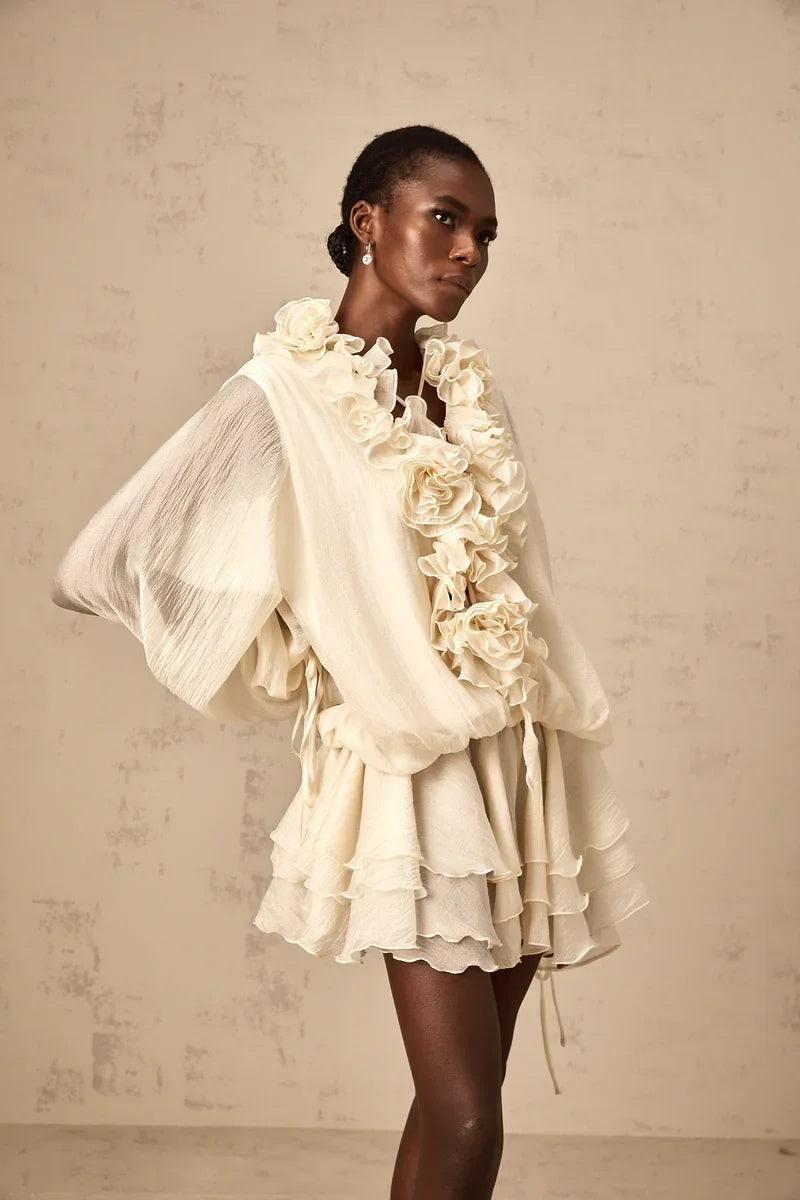Vestido Flores em 3D, Decote em V e Detalhes em Babados