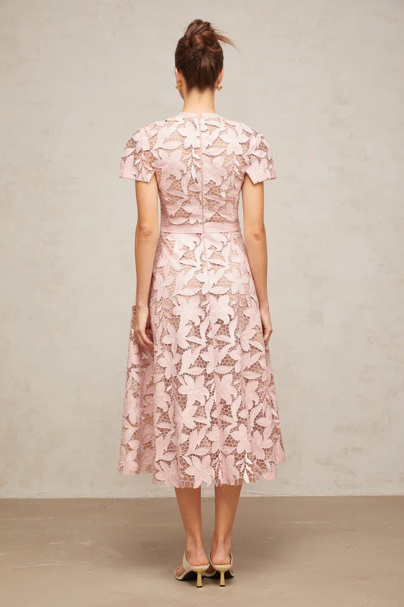 Vestido Elegante Bordado Floral, Renda Vazada e Corte em A