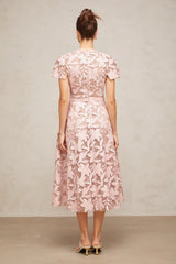 Vestido Elegante Bordado Floral, Renda Vazada e Corte em A