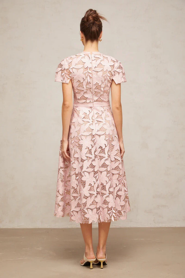 Vestido Elegante Bordado Floral, Renda Vazada e Corte em A